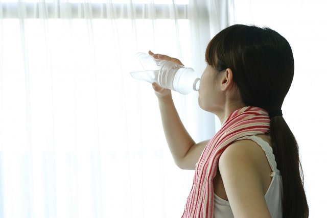 水を飲む